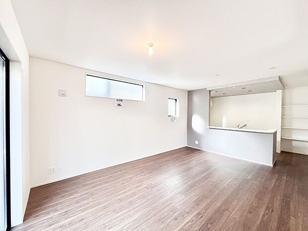 ご家族の賑やかな話し声で包まれる明るいリビング