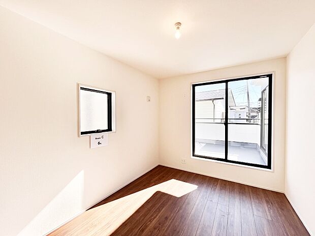 バルコニーが開放感をプラスしてくれる洋室