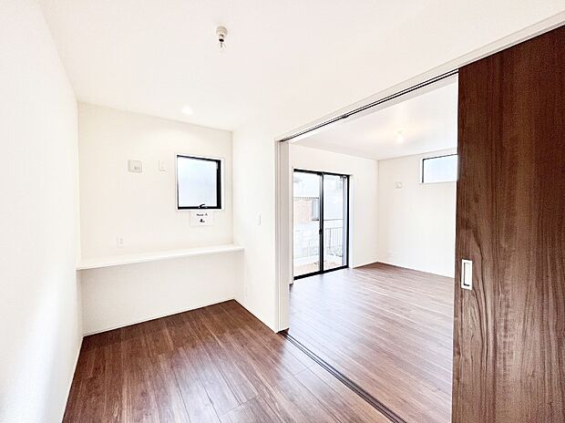 リビング隣接の洋室は個室としても利用できます