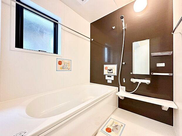 一日の疲れを癒してくれる明るい清潔感のあるバスルーム　