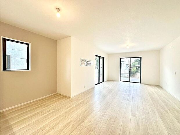 大きな窓からたっぷりの陽光と風を感じられるリビング