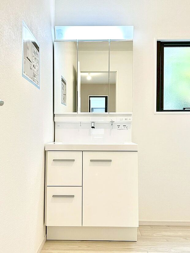 明るい洗面所は毎朝の身支度も楽しくできちゃいそうです。