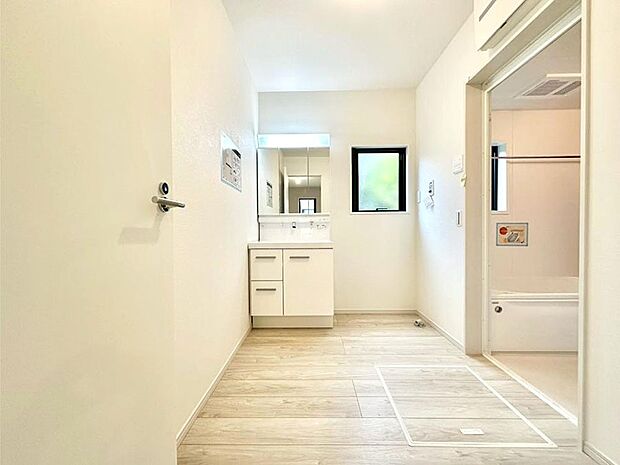 大きく見やすい三面鏡で清潔感ある洗面台は、身だしなみチェックや肌のお手入れにおすすめです。