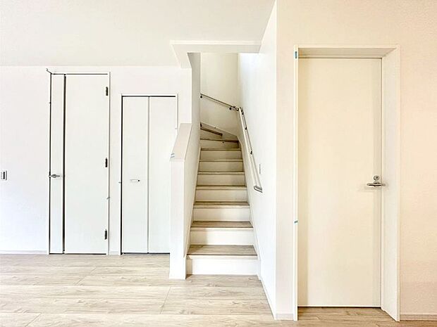 安全性を考慮し階段には手すりを設置しています