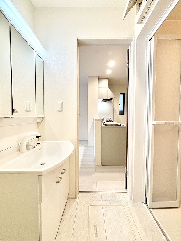 明るい洗面所は毎朝の身支度も楽しくできちゃいそうです。