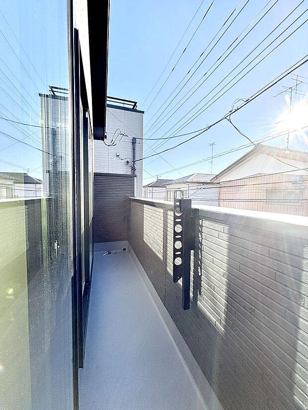 暖かな陽光が降り注ぐバルコニーはお洗濯におすすめ。爽やかな風も心地よいです。 