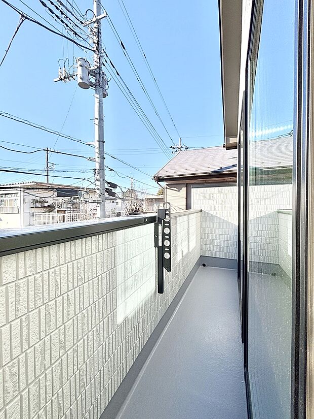 暖かな陽光が降り注ぐバルコニーはお洗濯におすすめ。爽やかな風も心地よいです。 