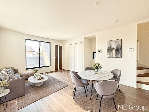 ご家族の賑やかな話し声で包まれる明るいリビング ※家具はCGです