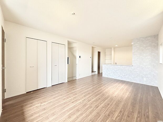 明るい陽光が注ぎ、寛ぎの雰囲気に満たされるリビング・ダイニング。