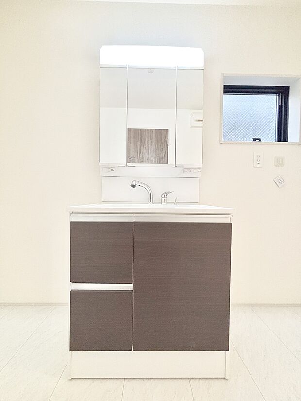 大きく見やすい三面鏡で清潔感ある洗面台は、身だしなみチェックや肌のお手入れにおすすめです。