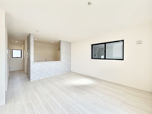 明るい陽光が注ぎ、寛ぎの雰囲気に満たされるリビング・ダイニング。