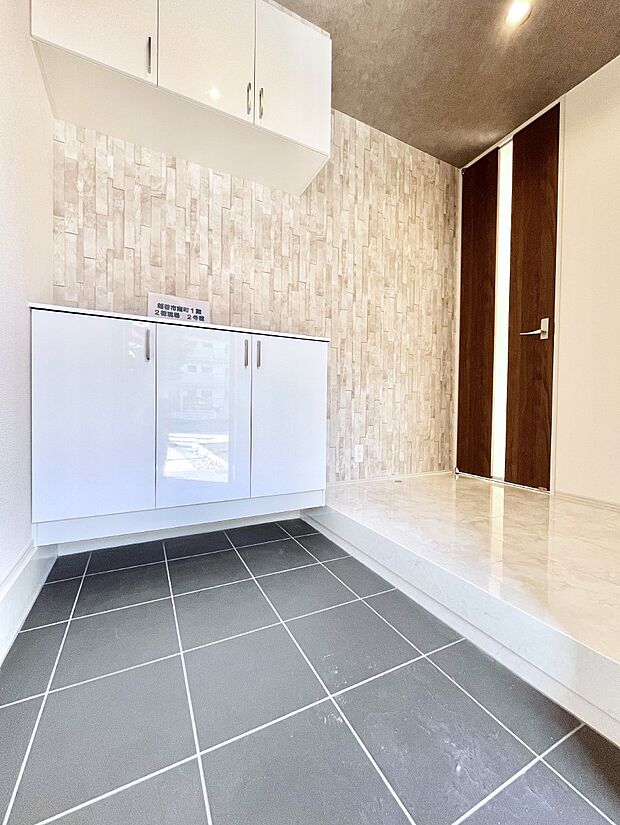 家族の帰宅やお客様をあたたかく迎える玄関  