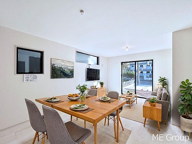 ご家族の賑やかな話し声で包まれる明るいリビング  ※家具はCGです