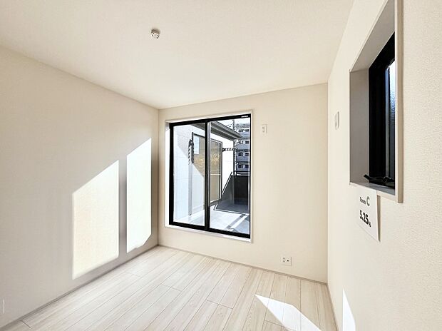 明るいバルコニーサイドに洋室を設置。目覚めの良い寝室に。 