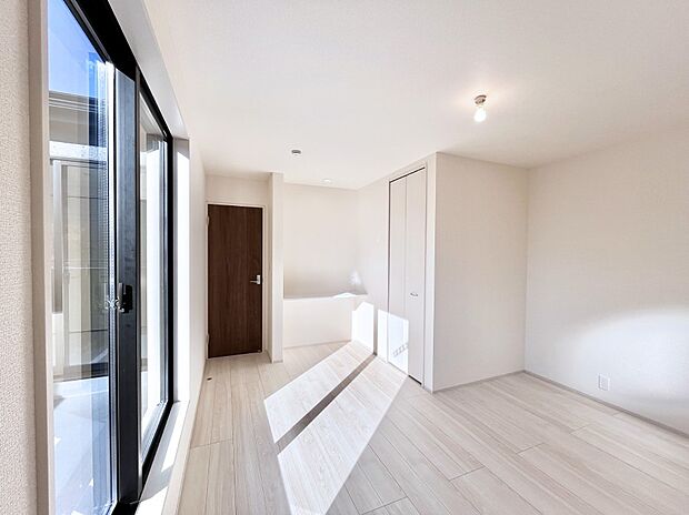 窓からのやさしい光が心地よいプライベートルーム