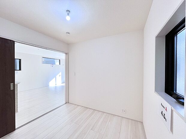 リビングの隣にある洋室。扉を開放して広く利用することも可能です。