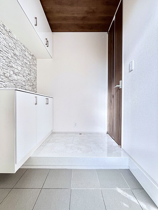 明るい玄関はお客様をお出迎えするのにぴったりです！ 