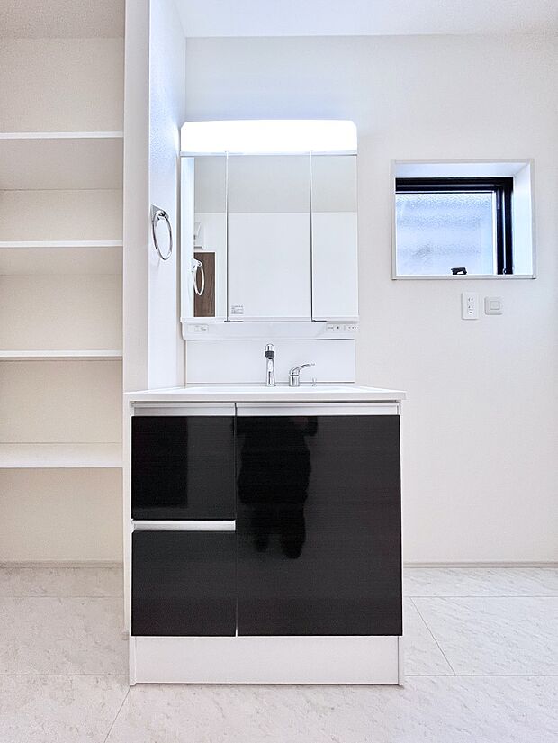 大きく見やすい三面鏡で清潔感ある洗面台は、身だしなみチェックや肌のお手入れにおすすめです。 