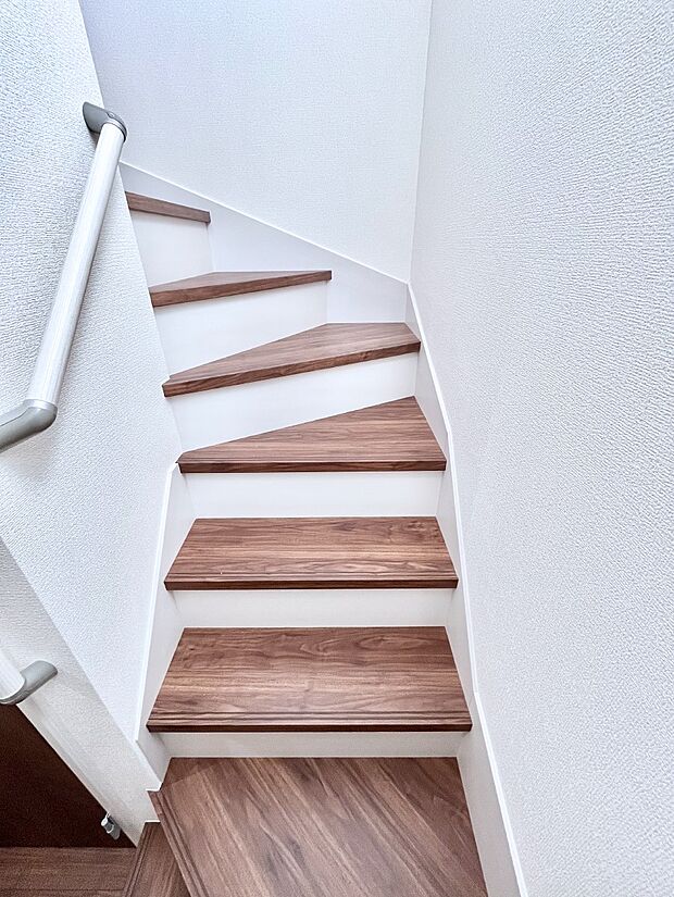 安全性を考慮し階段には手すりを設置しています