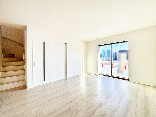 明るい陽光が注ぎ、寛ぎの雰囲気に満たされるリビングダイニング