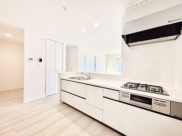 ゆとりあるキッチンではご家族と楽しくお料理ができます。パントリー付き!