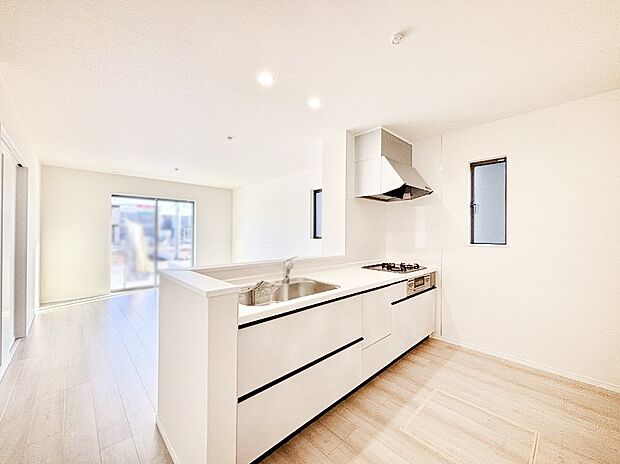 カウンター越しに楽しいおしゃべり。いつものお料理がもっと美味しくなりそうですね。