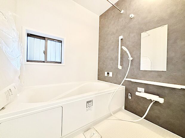 落ち着いた色合いの壁面、ゆっくりゆったり寛げるバスルーム。