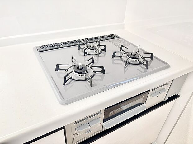 ガスコンロはSiセンサー搭載。火力調節や焦げ付き・消し忘れも防いでくれます。