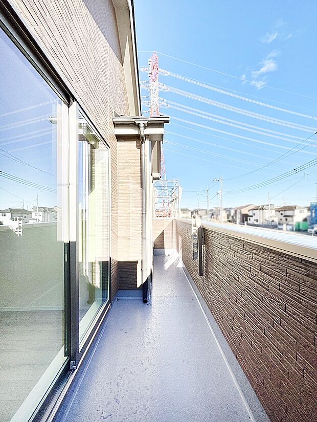 2部屋にまたがる広いバルコニー。晴れた日には洗濯物も気持ちよく干せそうですね。