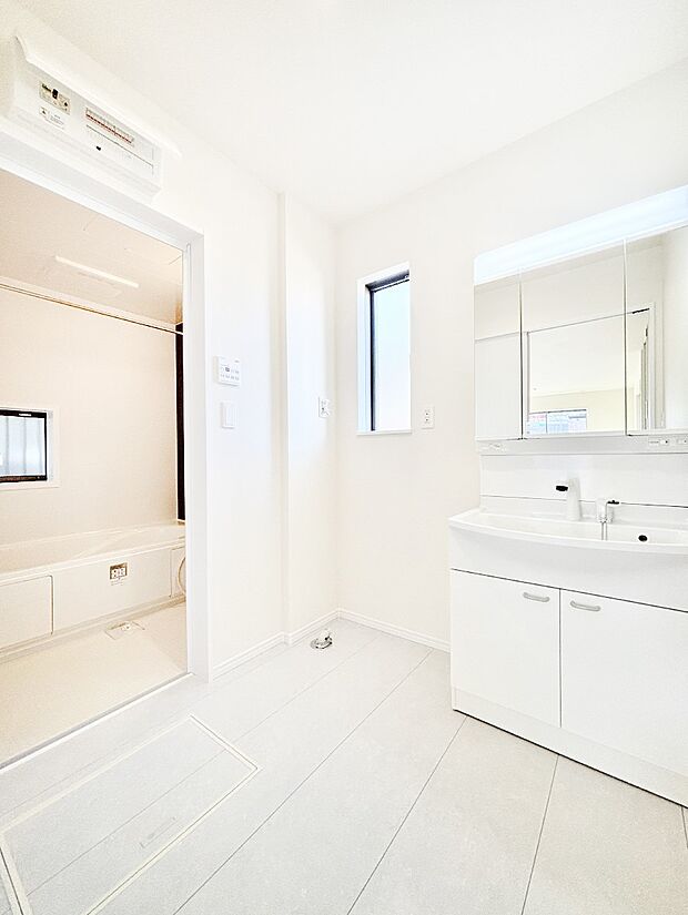 柔らかな朝の光を感じられる窓がついた洗面室