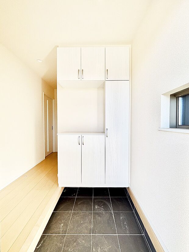 天井まである玄関収納で、家族全員の靴もすっきり収納！