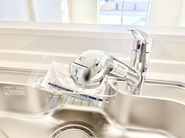 いつでも清潔なおいしいお水を。一つの水栓で水道水と浄水を使い分け。