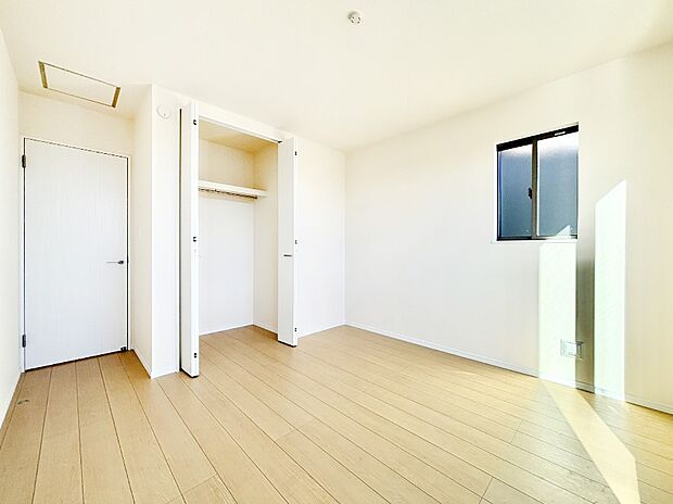 やさしい光がさしこむ居室はしっかり収納付き