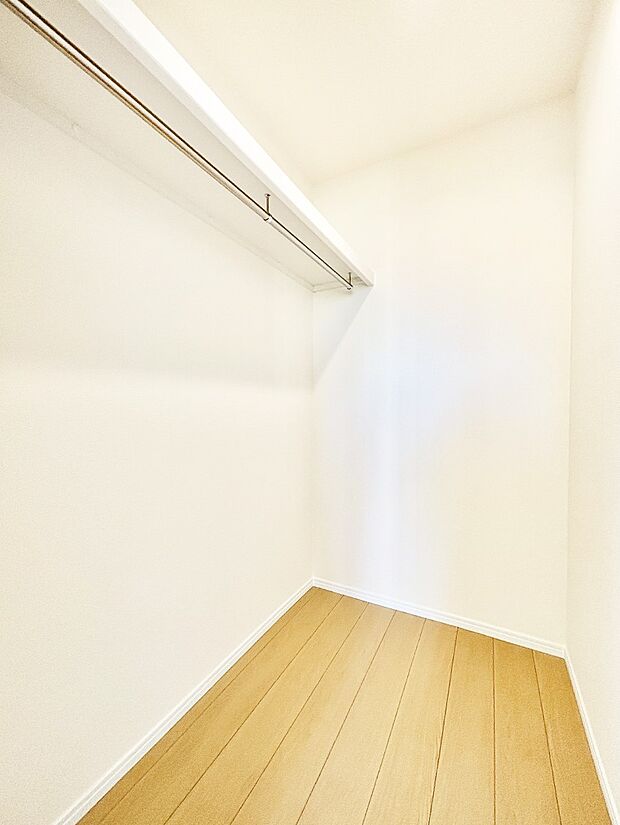 洋室のWIC。スーツケースや季節小物などをまとめて1か所に収納できます。
