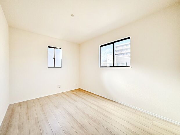 2面採光で気持ちよく自然光が取り入れられるのでお子様のお部屋にもピッタリ