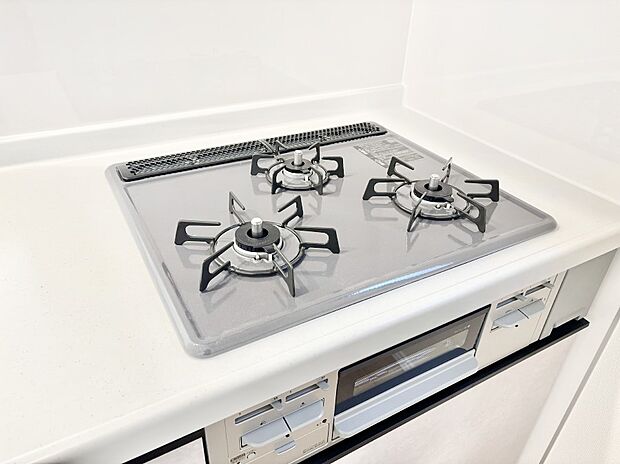 ガスコンロはＳｉセンサー搭載。火力調節や焦げ付き・消し忘れも防いでくれます。