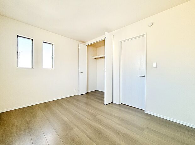 やさしい光がさしこむ居室はしっかり収納付き