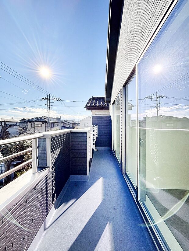 2部屋にまたがる広いバルコニー。晴れた日には洗濯物も気持ちよく干せそうですね。