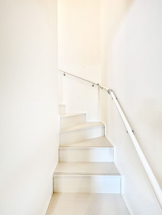 ご家族間のコミュニケーションが深まるリビングイン階段を採用