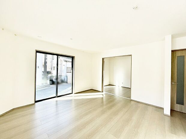 隣接の洋室を開放すればさらに広々空間に。