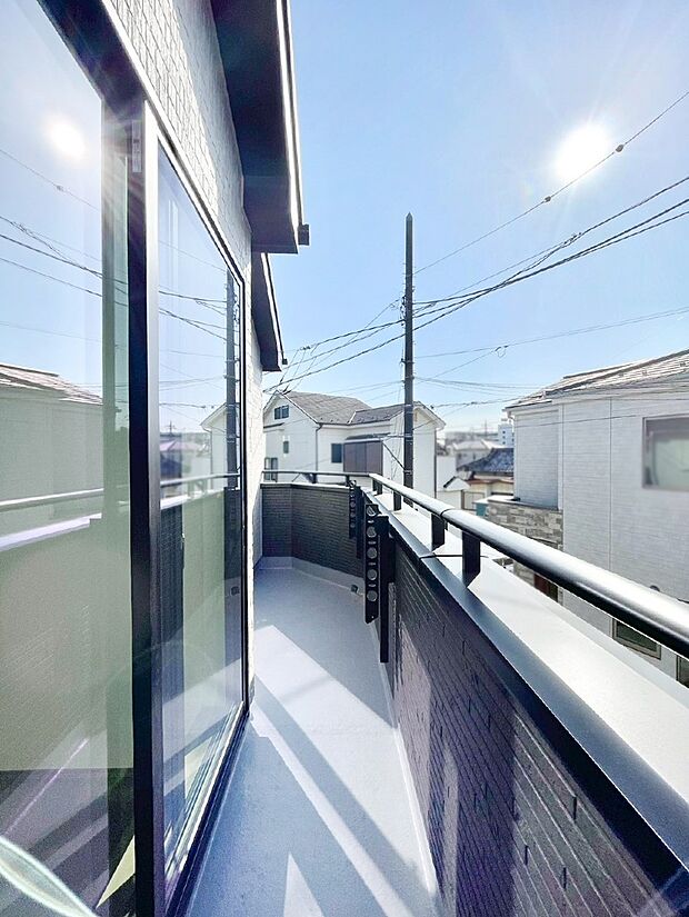 暖かな陽光が降り注ぐバルコニーはお洗濯におすすめ。爽やかな風も心地よいです。