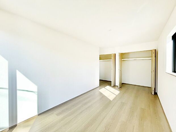 やさしい光がさしこむ居室はしっかり収納付き