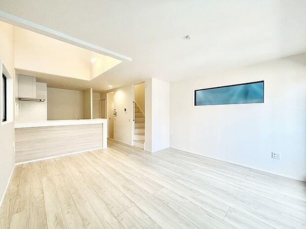 ご家族の賑やかな話し声で包まれる明るいリビング