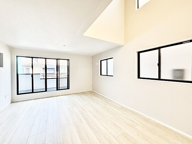 大きな窓からたっぷりの陽光と風を感じられるリビング