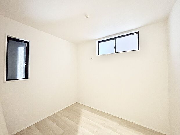 窓からのやさしい光が心地よいプライベートルーム