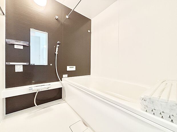 一日の疲れを癒してくれる明るい清潔感のあるバスルーム