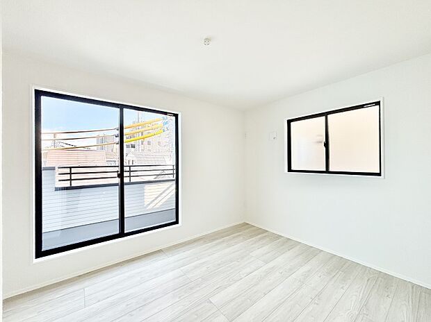 バルコニーが開放感をプラスしてくれる洋室