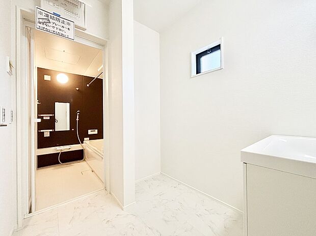 清潔感ある洗面化粧室で朝の身支度も快適