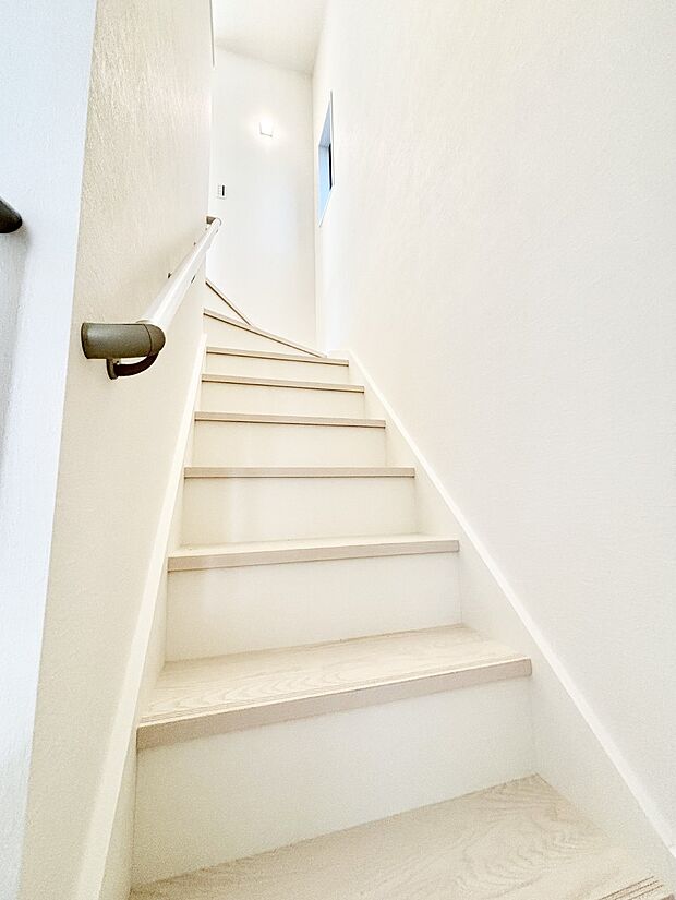 階段は手すり付きなので小さなお子さまやご高齢の方も安心です