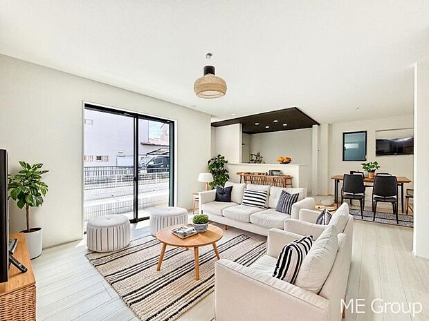 ご家族の賑やかな話し声で包まれる明るいリビング  ※家具はCGです  